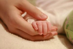 «Sono sempre stato sicuro che nella famiglia di mia moglie non fossero mai nati bambini dai capelli rossi», pensai amaramente mentre fissavo il piccolo appena nato nella culla.