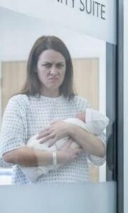 Ho viaggiato per 12 ore per assistere alla nascita di mio nipote e mi sono ritrovata sola nel corridoio dell'ospedale. Mio figlio ha aperto leggermente la porta. "Mamma, mia moglie vuole che qui ci sia solo la sua famiglia." Poi ha aggiunto a bassa voce: "Non insistere... non ti ha mai voluta." Me ne sono andata in silenzio. Tre giorni dopo, l'ospedale ha chiamato: "Signora, mancano 10.000 dollari al saldo del conto del parto." Ho fatto un respiro profondo e ho semplicemente detto...