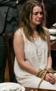 Mandavo alla mia famiglia tremila dollari ogni mese, con una puntualità quasi rituale. Eppure mio fratello arrivò a definirmi «un parassita» e, con una freddezza che non avevo mai conosciuto prima, mi mise alla porta. Mia madre scelse lui, senza nemmeno rendersene conto davvero. Così me ne andai dal paese. La cosa curiosa è che, più tardi, furono loro a trovarsi davanti a conseguenze che non avevano mai immaginato.