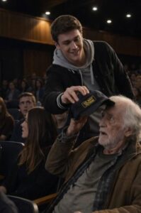 Al cinema, un giovane ha cercato di spingere fuori dal suo posto un anziano, nonostante quest'ultimo avesse ancora il biglietto: ma un secondo dopo è successo qualcosa che ha fatto congelare tutta la sala
