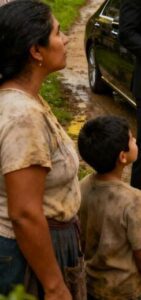 Per dieci anni ha cresciuto da sola un figlio orfano, e tutti intorno la consideravano una «donna sfortunata»… finché una mattina un’auto di lusso non si è fermata davanti alla sua modesta casa, e la persona che ne è scesa ha fatto tacere tutto il quartiere