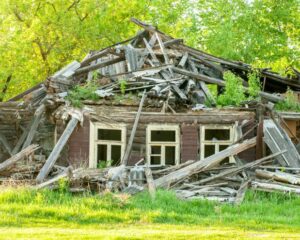 Il Ragazzino nella Casa Vecchia....La vecchia casa di legno era rimasta vuota molto prima che nascesse Leo.