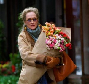 Una fioraia si avvicinò a una donna per strada e le chiese di comprare dei fiori. La donna li prese e non pagò. Un uomo ricco se ne accorse e ciò che l’uomo fece fu inaspettato