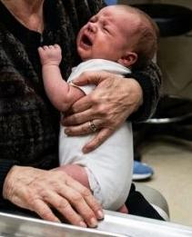 I miei genitori hanno lasciato la mia bambina a soffrire il caldo torrido di 40 gradi in un SUV per tre ore, solo per andare a fare shopping. Mentre i medici lottavano per salvarle la vita, i miei genitori ridevano entrando al pronto soccorso con borse firmate. "Abbiamo solo abbassato i finestrini, non fare la drammatica", disse mia madre alzando gli occhi al cielo. A loro importava più della loro reputazione che della sua sopravvivenza. Così ho smesso di essere la loro figlia e ho fatto l'impensabile...