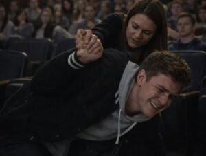 Al cinema, un giovane ha cercato di spingere fuori dal suo posto un anziano, nonostante quest'ultimo avesse ancora il biglietto: ma un secondo dopo è successo qualcosa che ha fatto congelare tutta la sala
