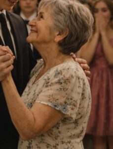 Ho invitato mia nonna, bidella della scuola, al ballo di fine anno — e quando tutti ridevano di noi, presi il microfono e ruppei il silenzio