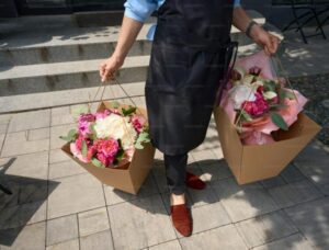 Una fioraia si avvicinò a una donna per strada e le chiese di comprare dei fiori. La donna li prese e non pagò. Un uomo ricco se ne accorse e ciò che l’uomo fece fu inaspettato