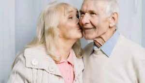 Poco prima del nostro quarantesimo anniversario, scoprii un segreto che mi fece tremare dentro: mio marito Daniel si incontrava di nascosto con l’amica della nostra figlia.