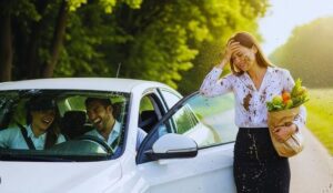 Senza sapere che la sua ex moglie incinta era ormai sposata con un miliardario, lui le spruzzò addosso acqua fangosa… proprio davanti alla sua amante.
