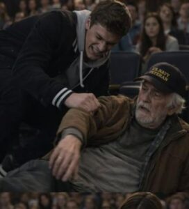 Al cinema, un giovane ha cercato di spingere fuori dal suo posto un anziano, nonostante quest'ultimo avesse ancora il biglietto: ma un secondo dopo è successo qualcosa che ha fatto congelare tutta la sala