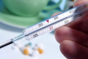 Stavo dormendo con la febbre a 39,5 quando mia suocera mi ha rovesciato addosso dell'acqua fredda e mi ha detto di alzarmi e ricevere gli ospiti: è stato allora che l'ho fatto...