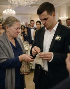 Durante il matrimonio, lo sposo, imbarazzato di fronte ai ricchi parenti della sposa, ordinò alle guardie di scortare la sua povera madre fuori dalla sala. Ma ciò che la donna fece prima di andarsene lasciò tutti gli invitati completamente sbalorditi.