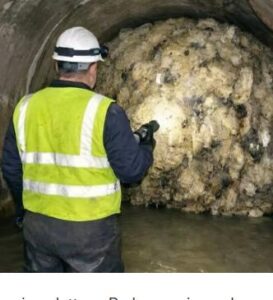 Siamo scesi nella rete fognaria per le acque piovane pensando di dover semplicemente eliminare l’ennesimo intasamento, ma ciò che abbiamo visto all’interno ci ha fatto fuggire via da lì in preda al terrore.
