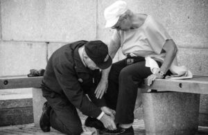 Ho salvato la vita a un senzatetto per strada - Quattro anni dopo si è presentato alla mia porta