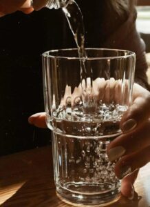 Stavo dormendo con la febbre a 39,5 quando mia suocera mi ha rovesciato addosso dell'acqua fredda e mi ha detto di alzarmi e ricevere gli ospiti: è stato allora che l'ho fatto...
