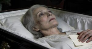 Al funerale di mia madre, le persone si avvicinavano una ad una per vederla per l’ultima volta. Anche io camminai verso la bara, cercando disperatamente di non crollare. Ma nel momento in cui mi chinai, notai qualcosa nascosto sotto la sua mano fredda: un foglietto piegato in quattro, come se l’avesse tenuto lì solo per me. Lo aprii sul posto. C’era una sola frase: “Non lasciate che mi seppelliscano.”