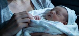 Il giorno in cui mi dimisero dall’ospedale, dopo un parto difficile, mia suocera insistette per essere la prima a tenere il bambino e non lasciava che nessun altro lo toccasse. All’inizio pensai che fosse solo troppo emozionata e felice, finché un’infermiera non mi corse dietro fino al parcheggio e mi infilò un biglietto nella mano. C’era scritto solo: “Controlla la caviglia del bambino appena arrivi a casa.” Sollevai la coperta… e un brivido gelido mi percorse tutto il corpo.