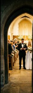 Durante il matrimonio, mentre la sposa percorreva la navata, lo sposo ha sentito strani sussurri, si è girato di scatto, ha visto questo e all'improvviso ha iniziato a piangere