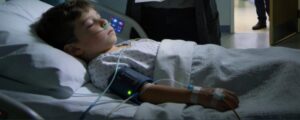 Mio figlio di sei anni era in ospedale, così sono andata a trovarlo. Il dottore mi ha guardata e ha detto: "Vorrei parlarle da sola". Mentre stavo per uscire dalla stanza, una giovane infermiera mi ha fatto scivolare silenziosamente un foglietto di carta in mano. Scritto con una calligrafia tremante c'era: "Corra. Immediatamente."
