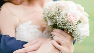 Durante il matrimonio, mentre la sposa percorreva la navata, lo sposo ha sentito strani sussurri, si è girato di scatto, ha visto questo e all'improvviso ha iniziato a piangere