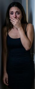 Sono tornata a casa a prendere i documenti della macchina e ho sentito mio marito ridere al telefono: "Ho manomesso i freni". Poi ha aggiunto: "Ci vediamo al funerale di tua sorella", e ho capito che l'"incidente" che aveva organizzato non era solo per me.