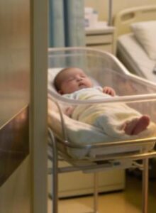 Mia sorella aveva appena partorito, così io e mio marito siamo andati in ospedale a trovarla. Ma quando ha visto il bambino, mi ha trascinata fuori dalla stanza all'improvviso. "Chiama subito la polizia!" ha sussurrato con ansia. Confusa, ho chiesto: "Perché?". Il suo viso è impallidito. "Non vedi? Questo bambino...". In quel momento, mi sono bloccata e, con le mani tremanti, ho chiamato la polizia.