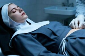 "Non eseguire l'autopsia". Ciò che stavano per scoprire non era né un miracolo né una coincidenza... ma un incubo capace di distruggere un intero monastero.
