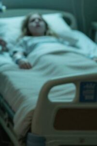 Sono andata a trovare mia figlia in ospedale con mio figlio. Nella stanza, mio ​​figlio all'improvviso mi ha sussurrato: "Mamma, nasconditi dietro la tenda!". Ho chiesto: "Perché?". Lui ha tremato. "Fallo e basta, subito!". Mi sono nascosta dietro la tenda. Pochi istanti dopo è entrata un'infermiera. E quello che ha detto dopo mi ha sconvolta.