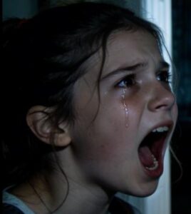 Mia figliastra mi ignorava completamente, anche dopo un anno vissuto sotto lo stesso tetto. Ma quando mio marito partì per un viaggio di lavoro, improvvisamente urlò: “Mamma! Scappa subito!”