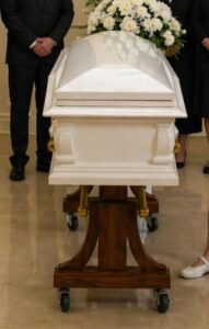 «Non è morta!» gridò la donna delle pulizie. La sua voce squarciò il silenzio del funerale come un fulmine improvviso, fuori luogo, impossibile.