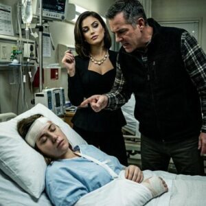 Nel reparto di terapia intensiva, mentre riprendevo gradualmente conoscenza, ho sentito mio marito sussurrare qualcosa alla sua amante. Si abbracciavano vicino al mio letto, ridevano e complottavano su come mettere le mani sui miei 5 milioni di dollari. Pensavano che stessi morendo. Non avevano idea di essere già in trappola. Così sono rimasta immobile... e ho finto di essere morta. Mio marito ha persino recitato una parte, piangendo e chiamando le infermiere. Quello che è successo dopo lo ha lasciato sotto shock.