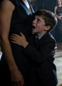 Alla festa per la promozione di mio marito, nostro figlio di sei anni scoppiò improvvisamente a piangere.