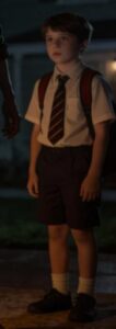Quando mio figlio è tornato da scuola, ho trovato un piccolo portafortuna nel suo zaino. "Da dove viene?" gli ho chiesto. Lui ha sorriso e ha risposto: "Me l'ha regalato un amico". Inizialmente non ci ho pensato molto. Ma quella sera... l'ho visto brillare. Senza pensarci due volte, l'ho gettato direttamente nel camino.