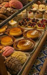 «Avete… del pane di ieri?» La voce era così sommessa che sembrò quasi perdersi tra il tintinnio delle tazze e il brusio elegante della pasticceria. Eppure bastò a cambiare tutto.