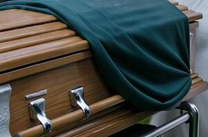 La sposa non corse nel cimitero per dire addio.