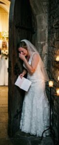 La mattina dopo il matrimonio, io e mio marito stavamo già preparando le valigie per la luna di miele quando ho ricevuto una telefonata dall'ufficio anagrafe: "Ci dispiace, abbiamo ricontrollato i vostri documenti... dovete venire a vedere tutto di persona. Venite da soli e non dite una parola a vostro marito..."