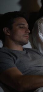 “Mio cognato e sua moglie dormivano ogni notte tra me e mio marito… poi un clic nel buio rivelò un segreto che congelò l’intera famiglia.”