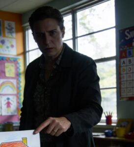“Il disegno che ha rivelato l’uomo alla finestra” La maestra di mia figlia mi chiese di fermarmi a parlare in privato subito dopo l’uscita da scuola.