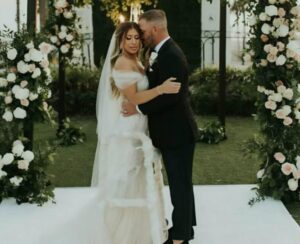 Durante il matrimonio, mentre la sposa percorreva la navata, lo sposo ha sentito strani sussurri, si è girato di scatto, ha visto questo e all'improvviso ha iniziato a piangere