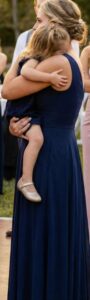 Dopo il funerale di mio marito, mi presentai al primo compleanno del figlio di mia sorella. Fu allora che lei fece un annuncio sconvolgente: “Questo bambino è di tuo marito.”