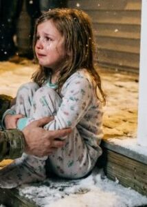 Non ho mai detto a mia moglie di essere un generale di divisione. Il giorno di Natale, decisi di tornare a casa a sorpresa per farle una sorpresa. Ma la sorpresa mi attendeva: aveva chiuso fuori nostra figlia per stare da sola con il suo amante. Quando sfondai la porta per parlarle, l'uomo che mi si parò davanti mi fece rabbrividire.