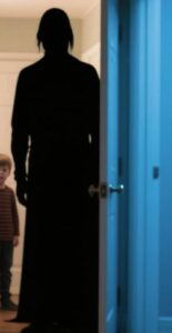 Quando la signora Jensen bussò alla mia porta, sembrava aver salito cinque piani senza mai riprendere fiato. Il suo accappatoio era stretto in vita in modo quasi nervoso, e le mani le tremavano leggermente lungo i fianchi.