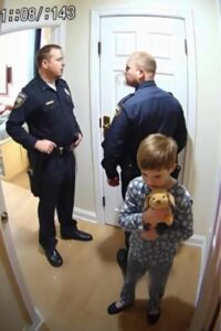 Ricordo perfettamente quella chiamata. Non era la prima volta che una voce infantile arrivava tremante attraverso la linea di emergenza, ma ogni volta l’effetto era lo stesso: un brivido lungo la schiena, una tensione immediata che si trasformava in azione.