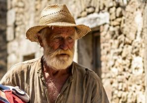 “L’uomo più ricco ordinò a Efraín di scacciarlo — poi l’intera città capì perché non poteva farlo”