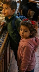 «Avete… del pane di ieri?» La voce era così sommessa che sembrò quasi perdersi tra il tintinnio delle tazze e il brusio elegante della pasticceria. Eppure bastò a cambiare tutto.