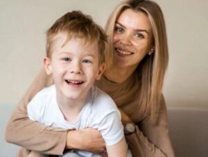 Ricordo perfettamente quella chiamata. Non era la prima volta che una voce infantile arrivava tremante attraverso la linea di emergenza, ma ogni volta l’effetto era lo stesso: un brivido lungo la schiena, una tensione immediata che si trasformava in azione.