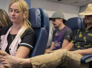 In aereo, un giovane sconosciuto allungò la sua gamba nuda, sporca e maleodorante fino a poggiarla direttamente sul mio bracciolo, come se quello spazio gli appartenesse di diritto.