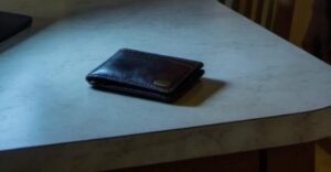 Mio marito baciò nostro figlio sulla fronte e disse che era uscito solo per comprare del latte. Ma tre ore dopo, il suo telefono era spento, il portafoglio era ancora sul tavolo e l'auto non si era mossa dal vialetto. Il panico cominciò a salire nel mio petto finché mia figlia non mi tirò la manica e indicò la telecamera vicino alla porta d'ingresso. "Mamma..." sussurrò, impallidendo. "Papà non è uscito da solo." E l'uomo che uscì accanto a lui... è morto due anni fa.