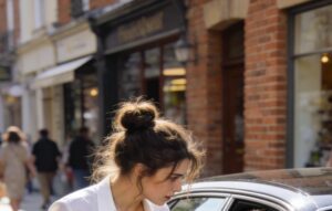 Lei aveva usato il finestrino di un’auto di lusso come specchio per sistemarsi il reggiseno… e proprio in quel momento il miliardario lo abbassò.