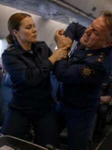 Il colonnello, maleducato e presuntuoso, notò una donna in uniforme senza insegne, le tirò bruscamente i capelli e sogghignò: "Una donna nell'esercito? Meglio che ci prepari il caffè". Ma la reazione della donna sconvolse tutti i passeggeri dell'aereo.